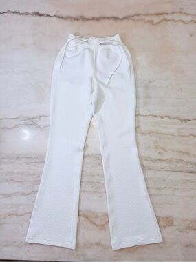 NWOT Lululemon Textured white pants size 2